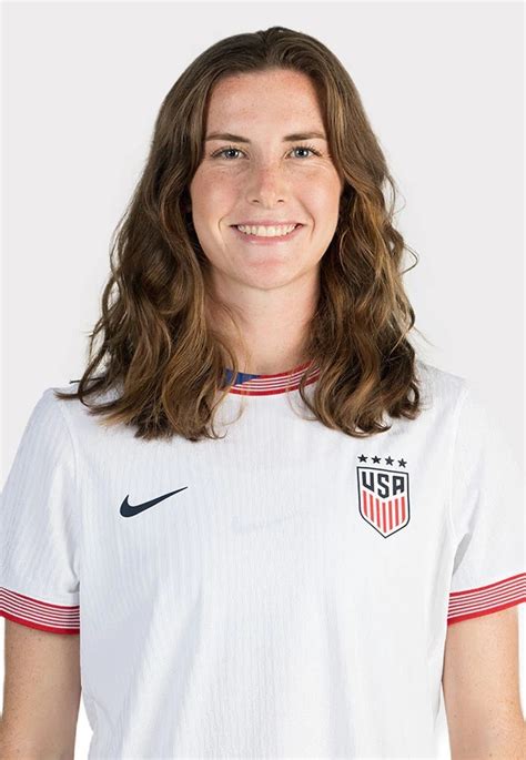 She is the daughter of Roxanne (ne Regan) and Roger Kerr. . Uswnt wiki